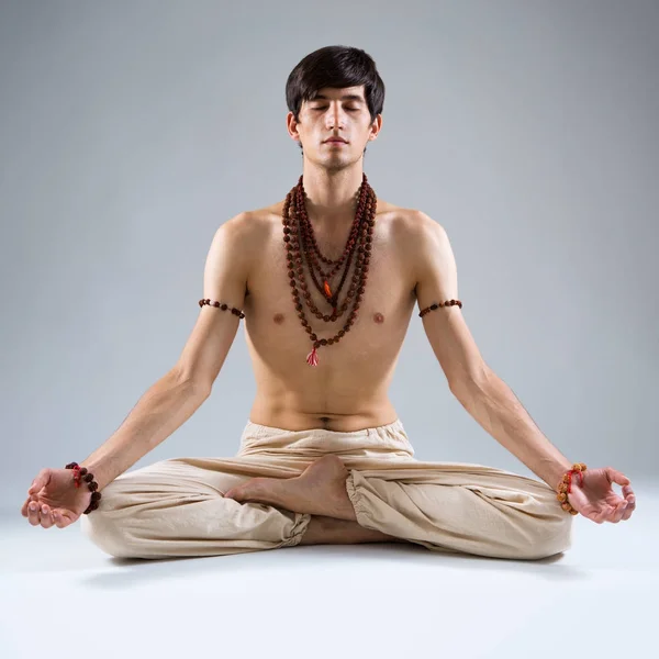 Jongeman doet Yoga — Stockfoto