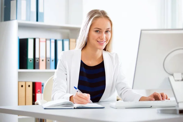 Jovem mulher de negócios usando computador no escritório — Fotografia de Stock