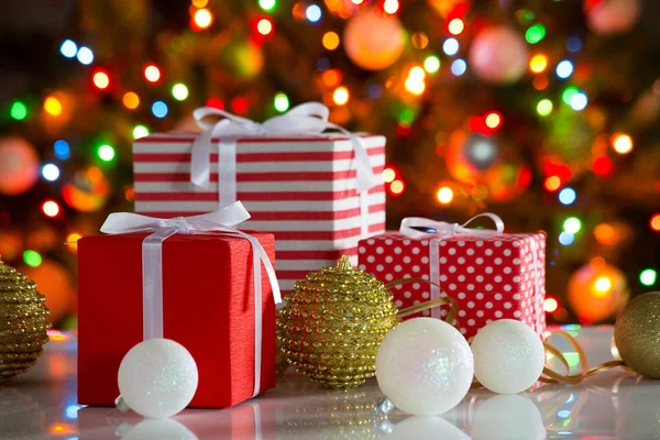 圣诞礼物和球 — 图库照片