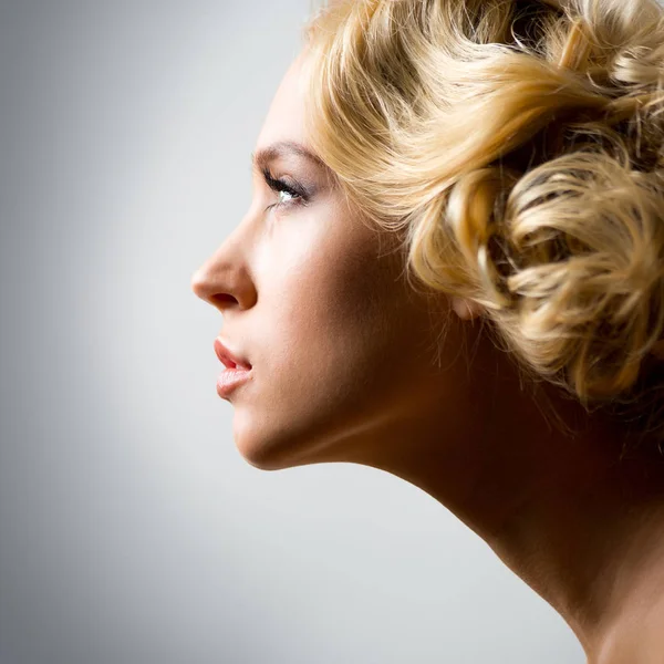 Blond kvinna med mode frisyr — Stockfoto