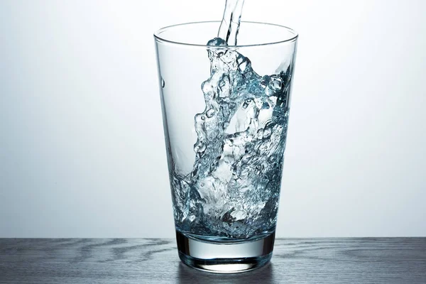 Agua azul en un vaso — Foto de Stock