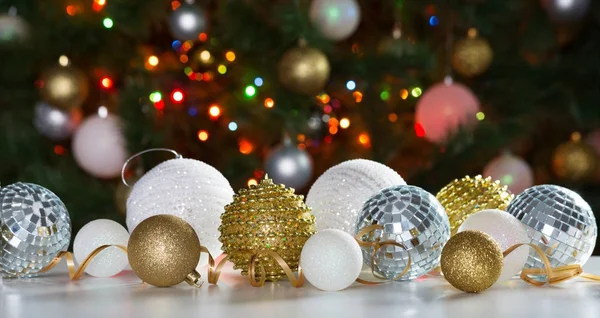 Kerstcadeaus en ballen — Stockfoto