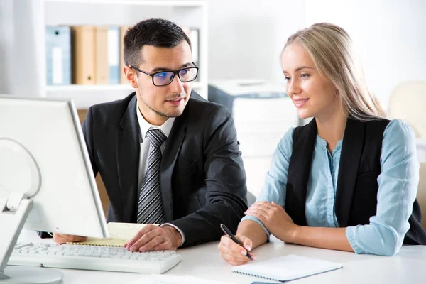 Gens d'affaires Travailler dans un bureau — Photo