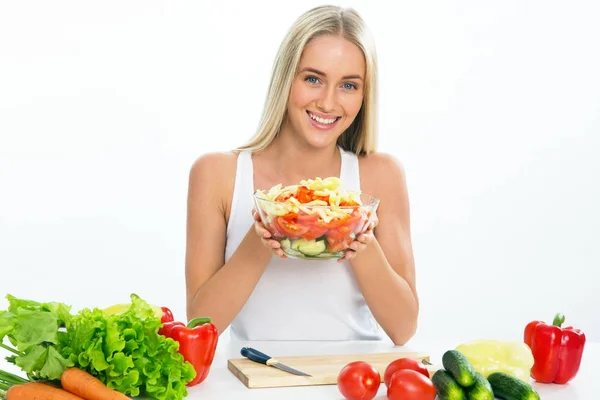 Mujer joven cocinando — Foto de Stock