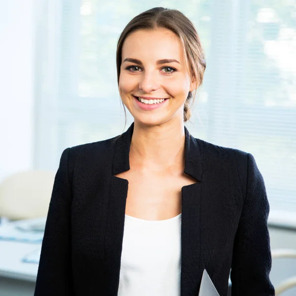 Retrato de linda joven mujer de negocios —  Fotos de Stock