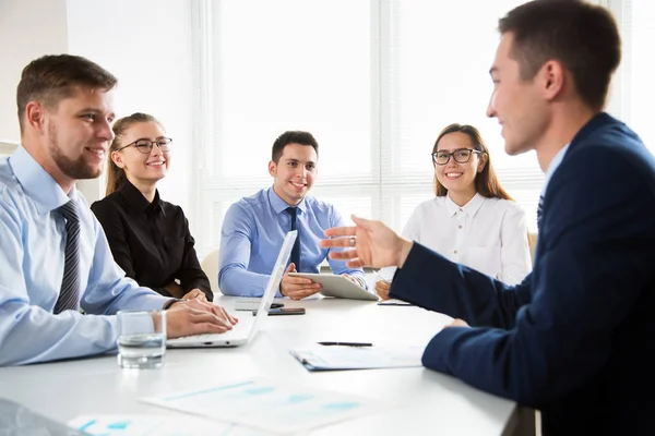 Grupo Empresarios Una Reunión Alrededor Una Mesa Una Oficina Moderna — Foto de Stock