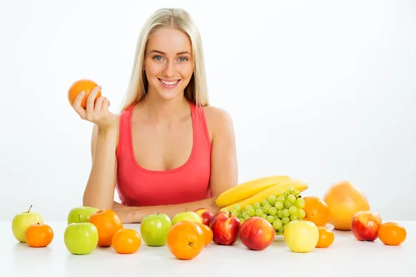 Lächelnde hübsche Frau mit Früchten — Stockfoto
