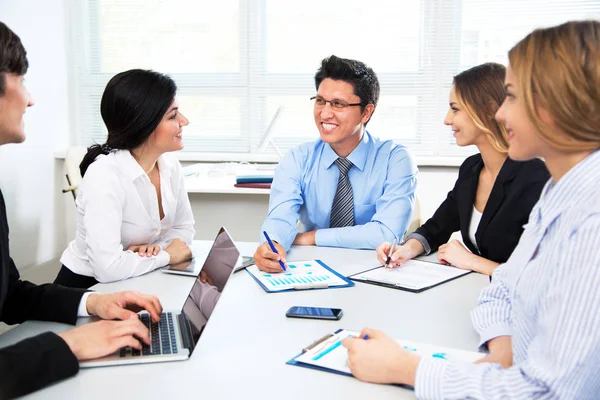 Geschäftsleute Treffen Sich Modernen Büro — Stockfoto