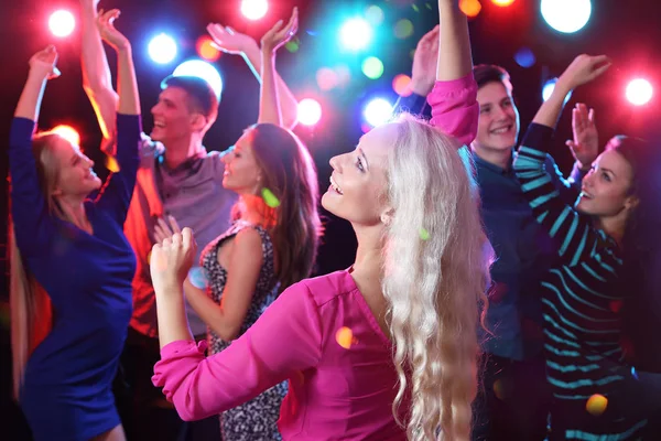 Jóvenes Divirtiéndose Bailando Fiesta —  Fotos de Stock