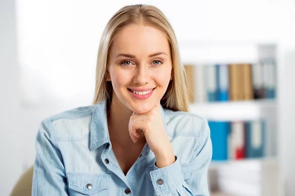 Zakelijke vrouw portret — Stockfoto