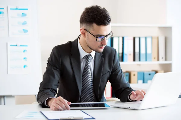 Empresário trabalhando em um escritório — Fotografia de Stock