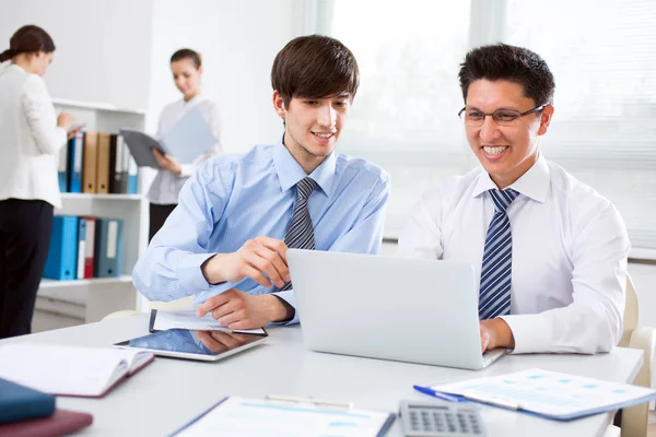 Two Young Businessmen Discussing New Project Meeting Office — Stock Photo, Image