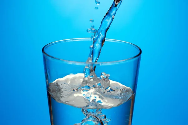 グラスの中の青い水 — ストック写真
