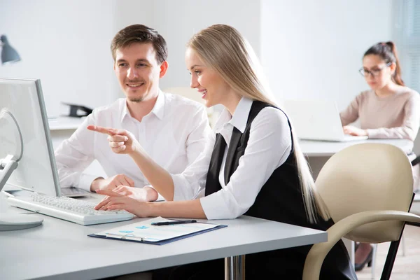 Zakenmensen Werken in een kantoor — Stockfoto