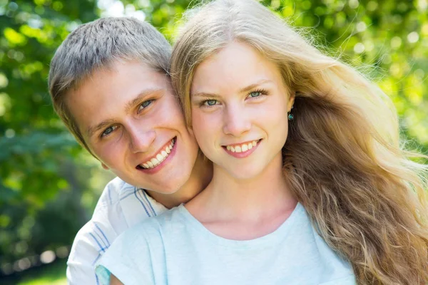 Linda pareja en el parque — Foto de Stock