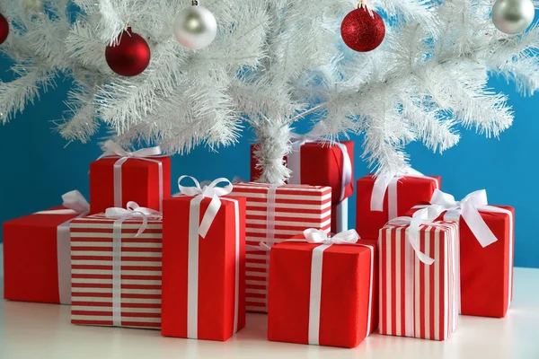 Árbol de Navidad con cajas de regalo — Foto de Stock