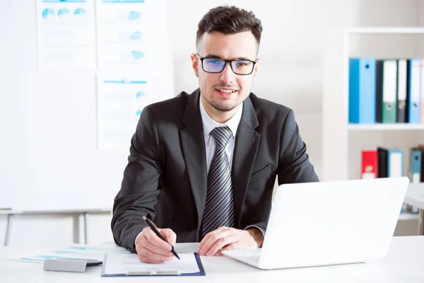 Empresário trabalhando com laptop — Fotografia de Stock