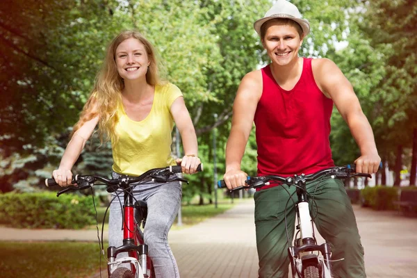 Giovane coppia in bicicletta all'aperto — Foto Stock