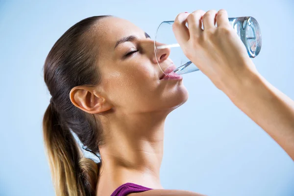 Mladá žena pitná voda — Stock fotografie