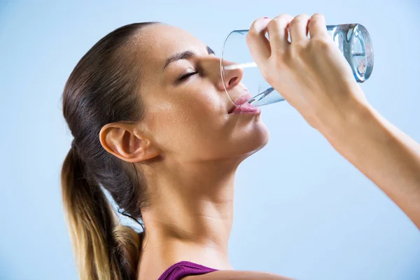 Junge Frau trinkt Wasser — Stockfoto