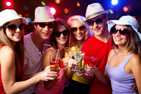 Feliz Grupo Jóvenes Amigos Tocando Los Glases Entre — Foto de Stock