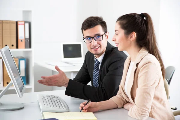 Jóvenes empresarios discutiendo un nuevo proyecto — Foto de Stock