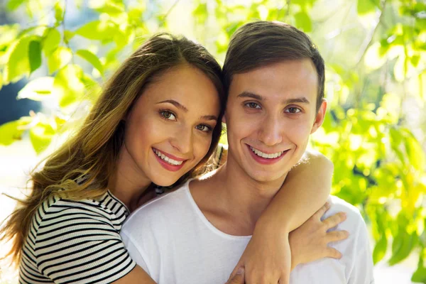 Paar umarmt sich bei sonnigem Tag in einem Park — Stockfoto