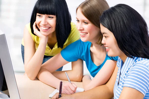 Three Girl Friends Studying Together Classroom — Stock Photo, Image