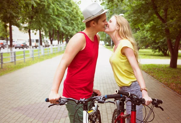 Paar zoenen tijdens een fietstocht — Stockfoto