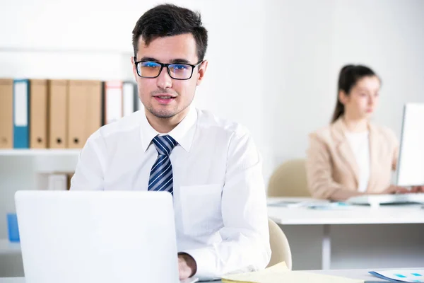 Empresário trabalhando em um escritório — Fotografia de Stock