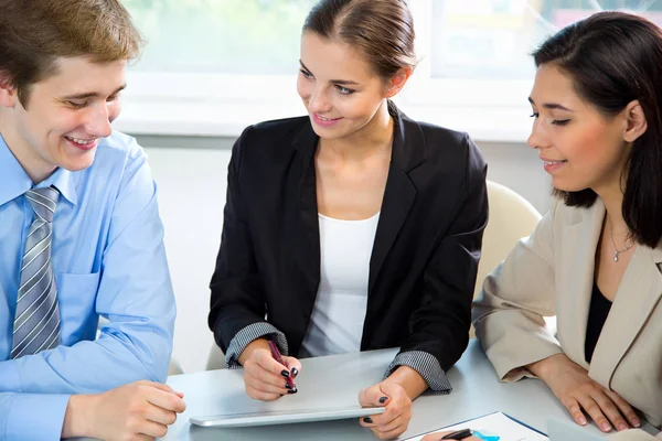 Geschäftsleute bei einem Treffen im Büro — Stockfoto