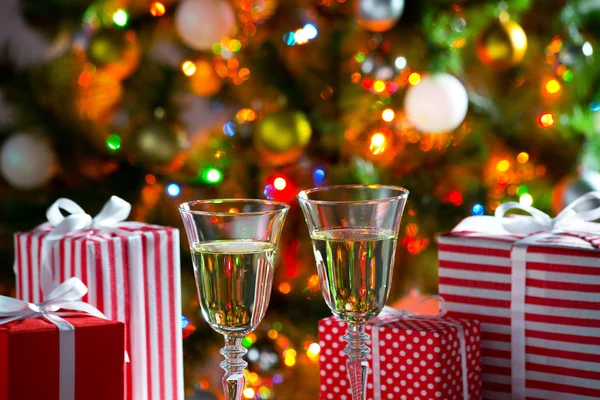 Champagne e regali di Natale — Foto Stock