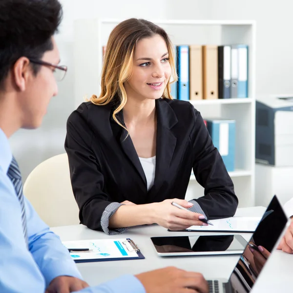 Geschäftsleute Treffen Sich Modernen Büro — Stockfoto