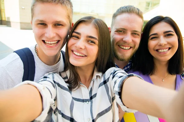 Amis Étudiants Prenant Des Photos Eux Mêmes — Photo