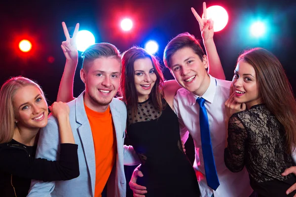 Jóvenes Divirtiéndose Una Fiesta — Foto de Stock