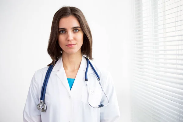 Portret van vrouwelijke arts — Stockfoto