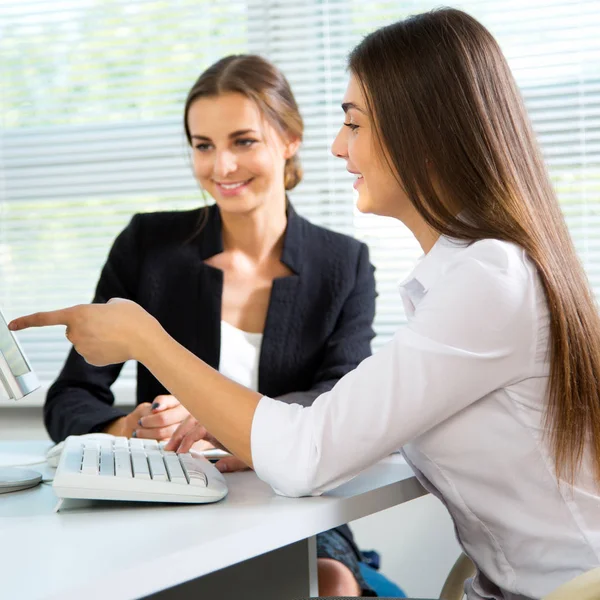 Geschäftsfrauen diskutieren in einem Meeting — Stockfoto