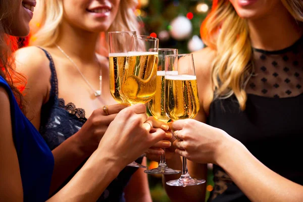 Afbeelding Van Vrouwen Handen Met Kristallen Glazen Van Champagne — Stockfoto