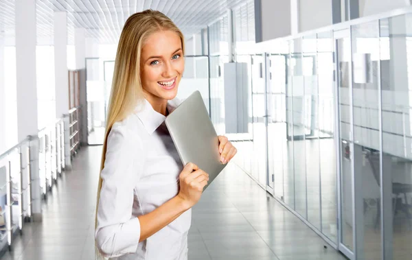 Mujer de negocios con tableta — Foto de Stock