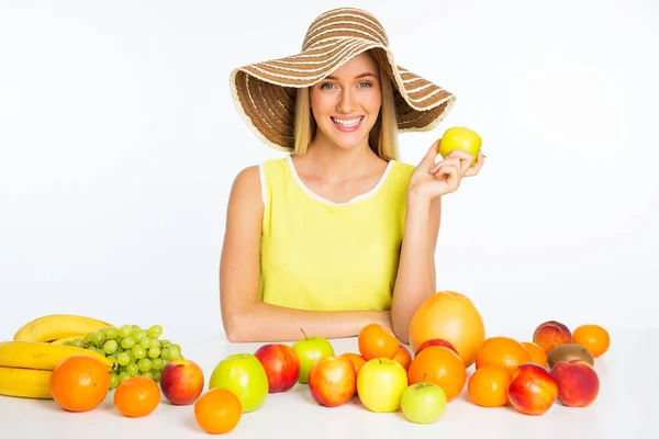 Mooie vrouw met vruchten — Stockfoto