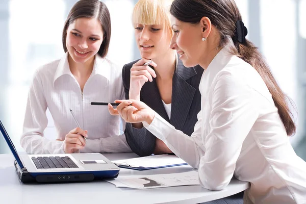 Zakelijke Vrouwen Bespreken Een Vergadering — Stockfoto