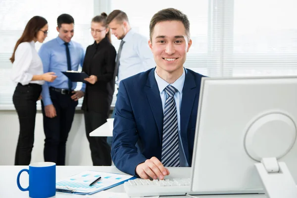 Jovem Empresário Bonito Sorrindo Para Câmera Usar Computador Escritório — Fotografia de Stock