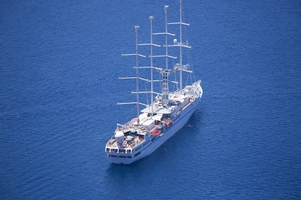 Loď v modrém moři — Stock fotografie