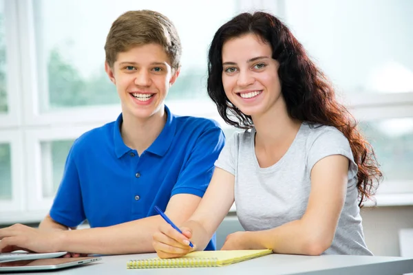 Gruppo Giovani Studenti Che Studiano Insieme — Foto Stock