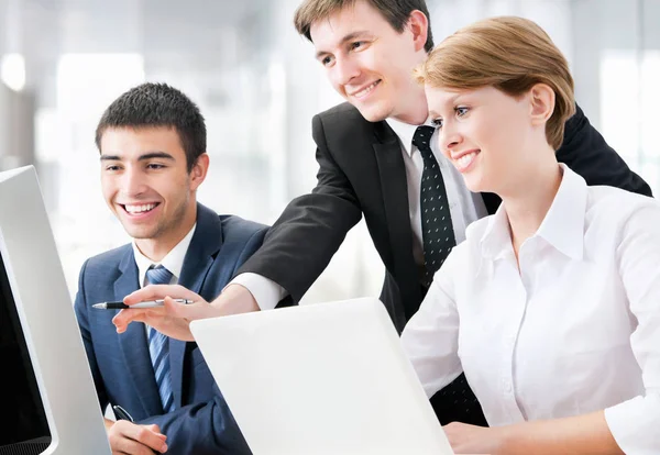 Jonge Bedrijfsmensen Zitten Bureau Met Behulp Van Computer Opleiding Glimlachen — Stockfoto
