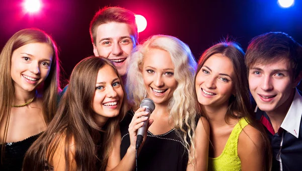 Giovani Che Cantano Nel Microfono Alla Festa — Foto Stock