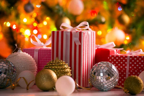 Cadeaux et boules de Noël — Photo