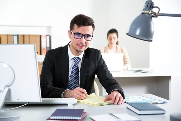 Empresário trabalhando em um escritório — Fotografia de Stock