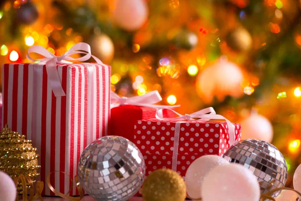 Regalos y bolas de Navidad — Foto de Stock