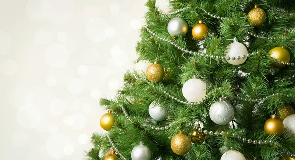 Bolas en el árbol de Navidad — Foto de Stock